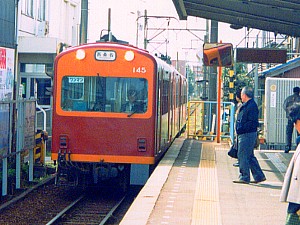 北勢線蓮花寺駅に到着する電車